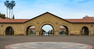 「米スタンフォード大学」講義に学生が猛反発、ビットコインの虚偽的説明疑惑｜客員教授は米リップル社の取締役会役員を兼任