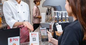 楽天ペイとau PAY、それぞれの対象加盟店で両サービスの利用が可能に